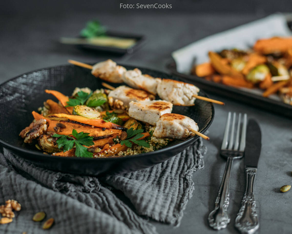 Flexitarisches Rezept: Winterbowl mit Ofengemüse und Hähnchenspieße 3