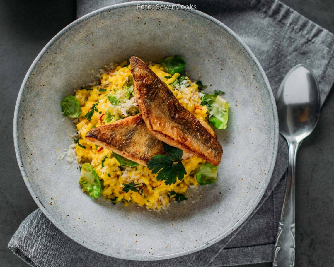 Flexitarisches Rezept: Zander mit Safranrisotto und Rosenkohlblättern 1