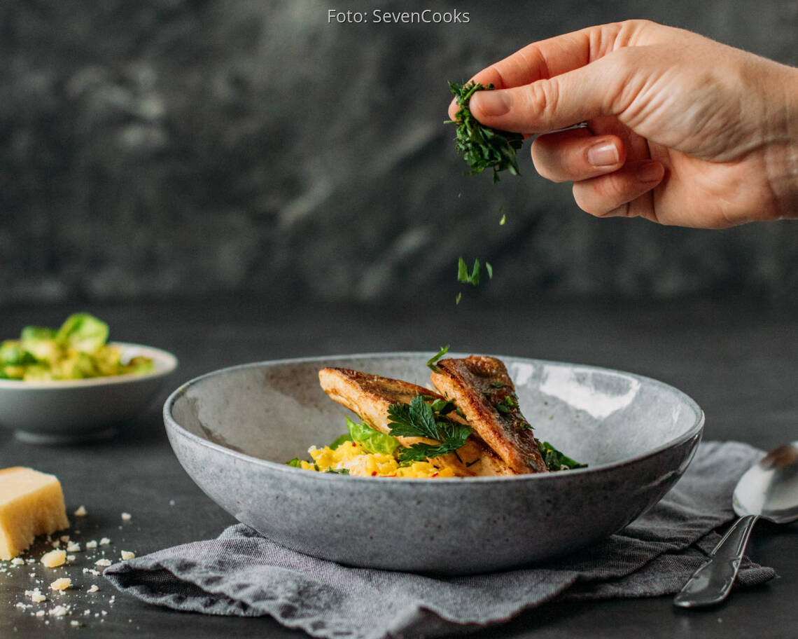 Flexitarisches Rezept: Zander mit Safranrisotto und Rosenkohlblättern 3