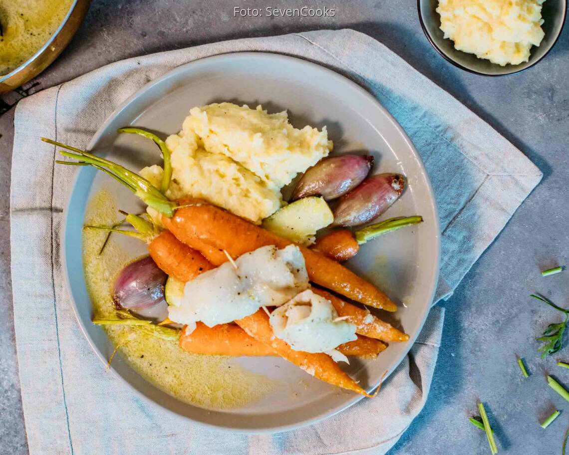 Flexitarisches Rezept: Zanderfiletröllchen mit Sellerie-Püree und Weißweinsoße 1