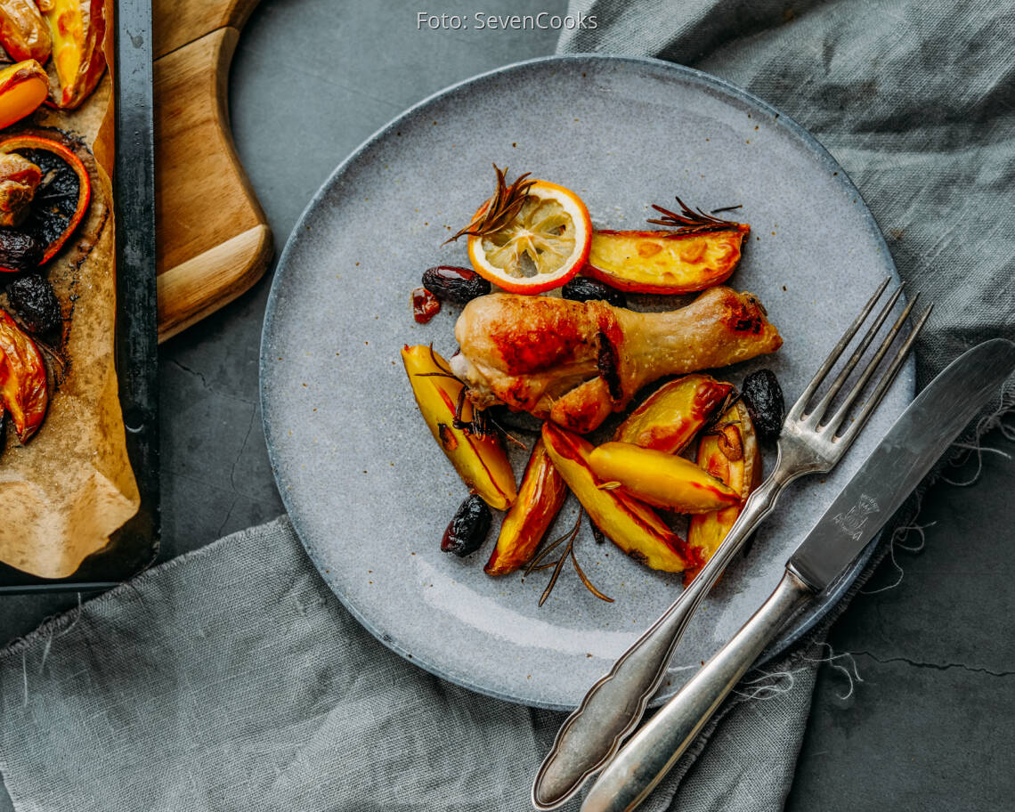 Flexitarisches Rezept: Zitronenhähnchen mit schwarzen Oliven, Kartoffeln, Rosmarin 3