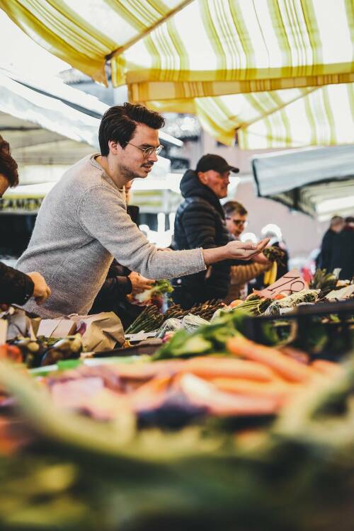 Florian auf einem Markt in Piemont, wie er gerade Gewürze an einem Stand heraussucht.