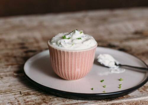 Frischkäse aus Skyr in einer rosa Schale