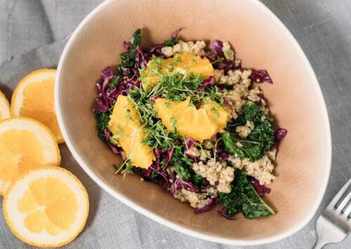 Fruchtiger Salat mit Orangenfilets, Grünkohl und Quinoa, genau die richtige Portion Vitamine für die kalte Jahreszeit. Von oben fotografiert.