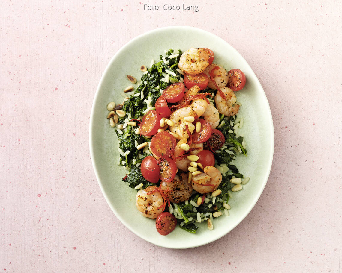 Garnelen mit Spinatreis und Tomaten