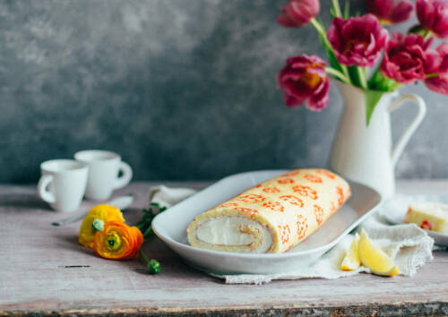 Gelatine ersetzen? Diese leckere Biskuitrolle mit Zitronen-Füllung wird mit Agar Agar gebunden.