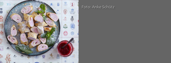 Rezeptbild für "Geeiste Mandelcrêpes mit Himbeersauce"