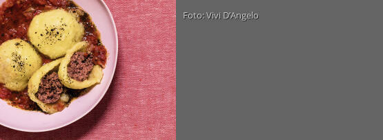 Rezeptbild für "Gefüllte Knödel mit Tomatenragout"