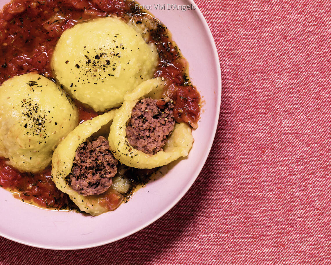 Gefüllte Knödel mit Tomatenragout