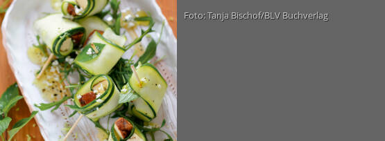 Rezeptbild für "Gefüllte Zucchiniröllchen auf Rucolasalat"