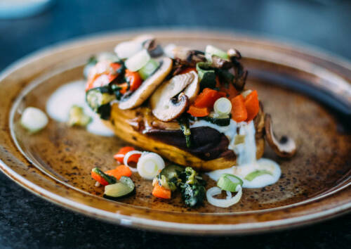 Gefüllte Ofenkartoffel (Süßkartoffel) mit Pilzen, Zucchini, Paprika Spinat.
