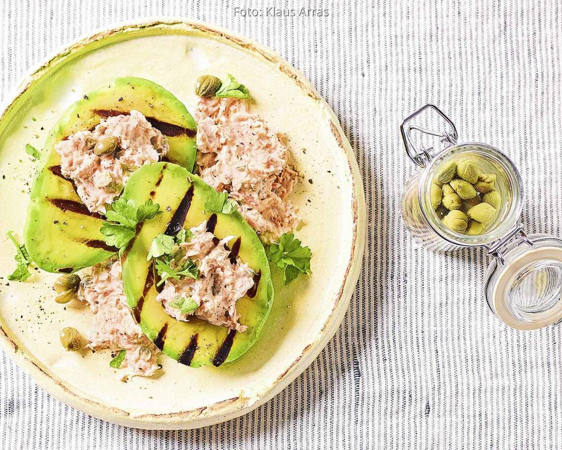 Gegrillte Avocado mit Thunfisch