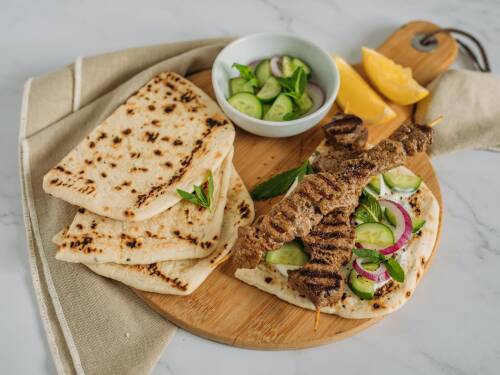 gegrillte Rinderspieße mit Pita
