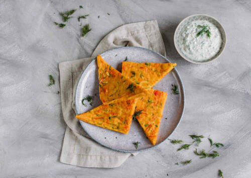Gemüsepfannkuchen vom Blech mit Kräeuterquark aus dem Corona-Kochplan.