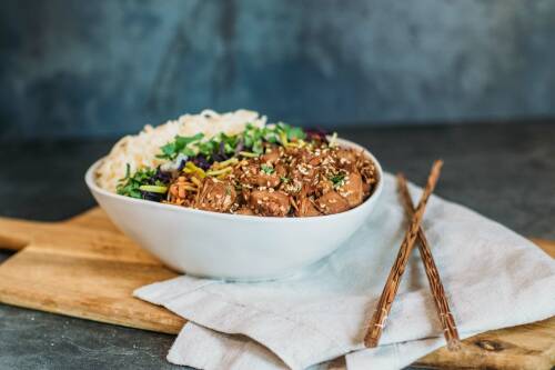 Kinderleicht einen gesunden Ernährungsplan zusammenstellen mit der veganen Ernährungspyramide: zum Beispiel eine leckere Teriyaki-Bowl