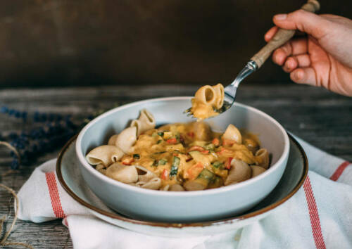 Ausgewogene Pastagerichte wie dieses können beim Gesund Zunehmen helfen.