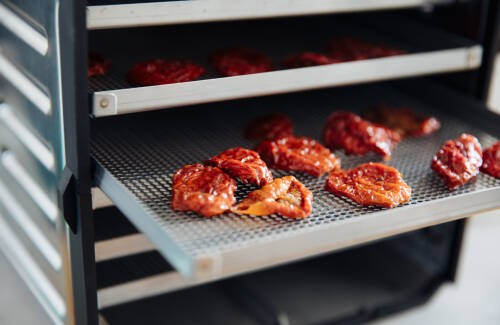 getrocknete Tomaten auf Blech in Dörrautomat.