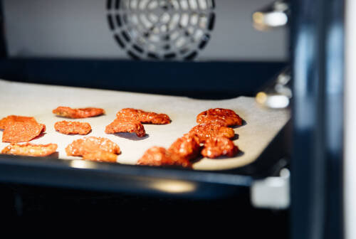 getrocknete Tomaten auf Backblech in Ofen.