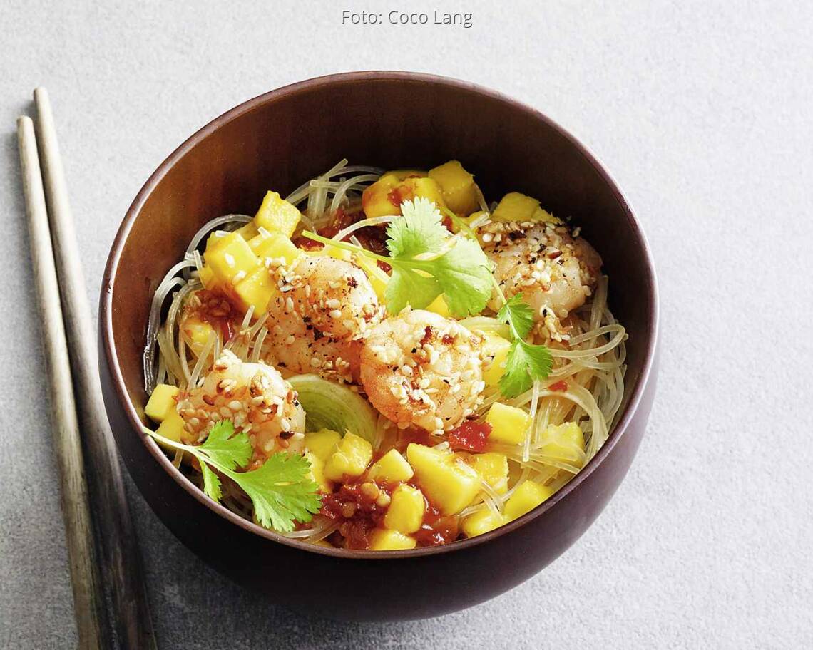 Glasnudelsalat mit Mango und Garnelen