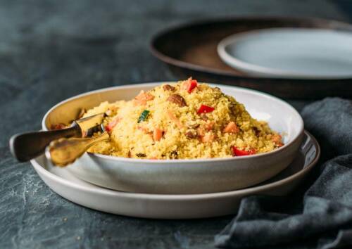 Leckerer Couscous-Salat ohne Gluten in einer Schüssel.