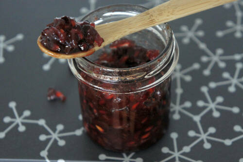 Selbsgtemachtes Granatapfel-Birnen-Chutney im Glas.