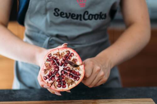 Einschneiden der Granatapfel-Kammern von vorne