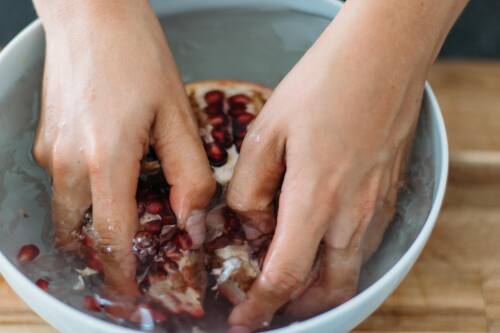Lösen der Kerne von den Trennhäuten in einer Wasserschüssel