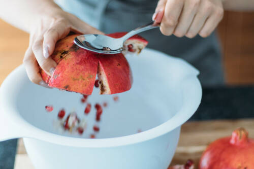 Klopfen auf den Granatapfel löst die Kerne