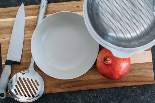 Was du brauchst: Messer, Schüssel, Sieb, Schaumkelle, Granatapfel von oben