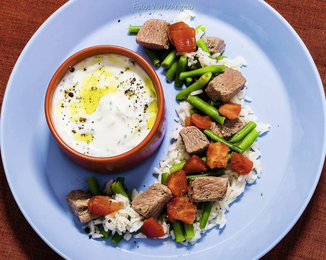 Griechische Reispfanne mit Lamm und Zaziki