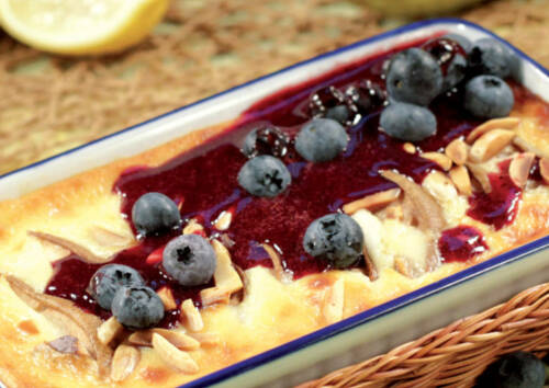 Statt tierische Gelatine stecken in diesem Grieß-Auflauf mit Heidelbeeren und Kirschen pflanzliche Pektine.