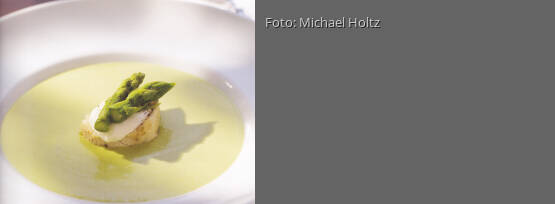 Rezeptbild für "Grüne Spargelcremesuppe mit Mozzarella-Spargel-Crostini"