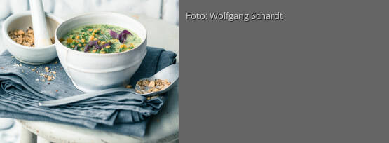 Rezeptbild für "Grünkohl-Kokos-Suppe mit nussigem Sprinkle"