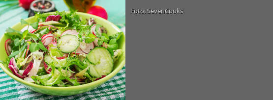 Rezeptbild für "Grüner Salat mit Joghurt-Kurkuma-Sauce"