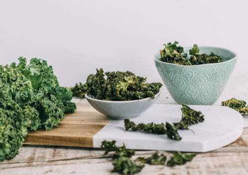 Grünkohl-Chips sind ein gesunder Snack und lassen sich leicht selber machen.