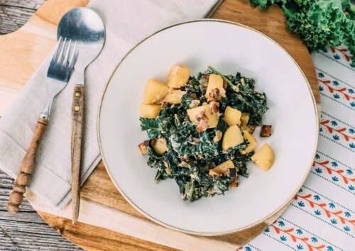Klassisches Grünkohl-Gericht: Kartoffel und Grünkohl, hier in der veganen Variante mit Räuchertofu statt Würstchen und Kasseler. Von oben fotografiert.