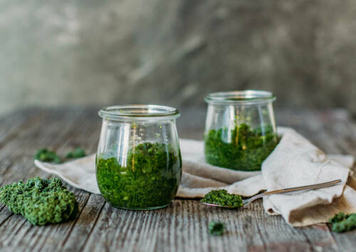 Selbstgemachtes Grünkohlpesto in zwei Gläsern.