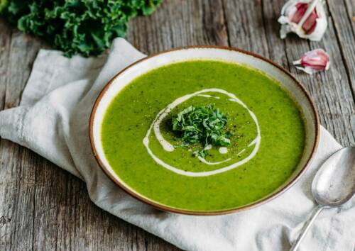 Ein Teller leuchtend grüne Grünkohlsuppe.