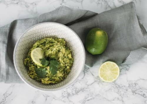 Ein Klassiker ist auch die Guacamole, sie darf bei mexikanischem Essen nicht fehlen. Hier mit Koriander und Limettenscheibe von oben fotografiert.