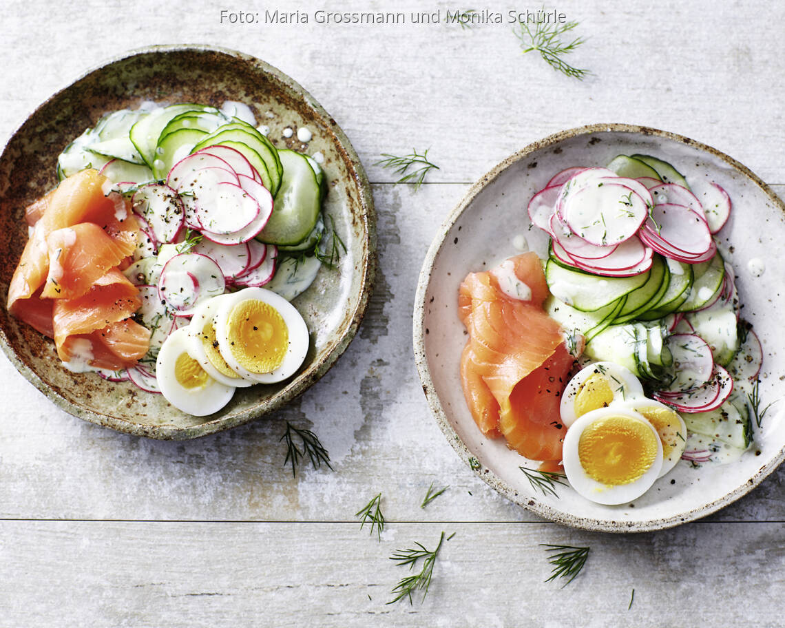 Gurkensalat mit Lachs und Ei
