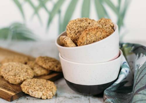 Knusprige Haferflockenkekse in einer Schüssel von der Seite fotografiert.