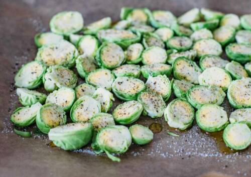 Halbierter Rosenkohl auf einem Backblech