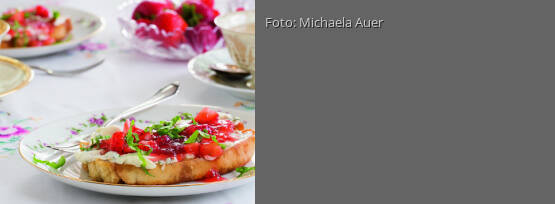 Rezeptbild für "Hefekuchen mit Erdbeer-Basilikum-Kompott"