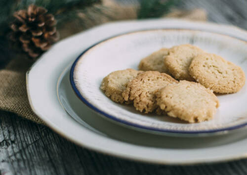 Knusprig-zarter Heidesand auf einem Teller, von der Seite fotografiert.
