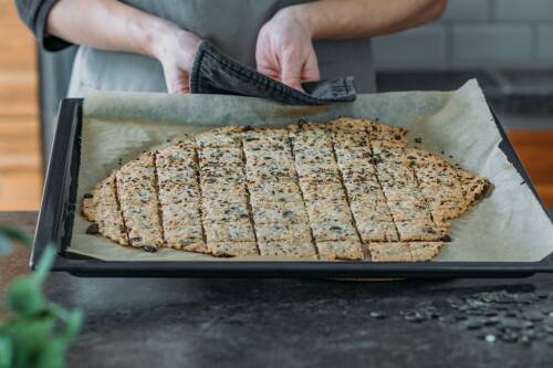 Selbst gebackenes Knäckebrot auf einem Blech