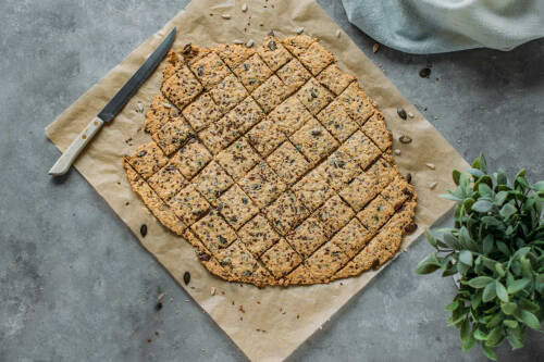 Selbstgemachtes Knäckebrot auf Backpapier