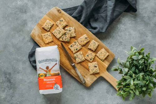 Selbst gemachtes Knäckebrot mit einer Packung "Weizenmehl plus Ballaststoffe" von Heimatsmühle.