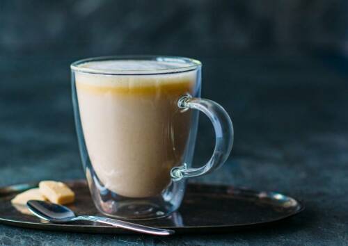 Heiße weiße Schokolade in einer Tasse aus Glas.