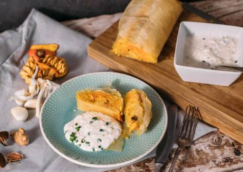 Yufka-Strudel mit Füllung aus Hokkaido, Maronen und Joghurt-Dip. Von oben fotografiert.