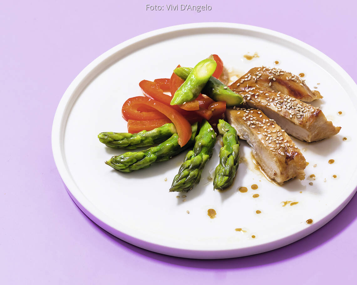Honig-Sesam-Hähnchen auf Spargel-Gemüse